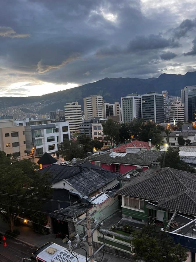 Hostal de La Mancha Quito Exterior foto